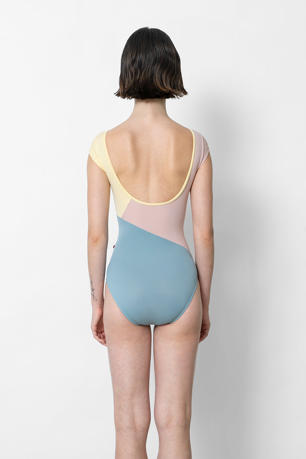 Linear leotard in T-Fog bottom color with T-Petal and T-Vanilla top color